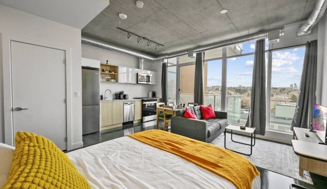 Bright Studio | Mins to Saddledome | Skyline Views in Calgary