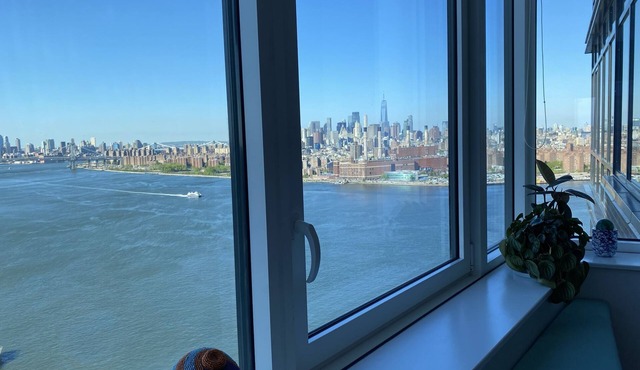 Bright waterfront apt with stunning NYC skyline views