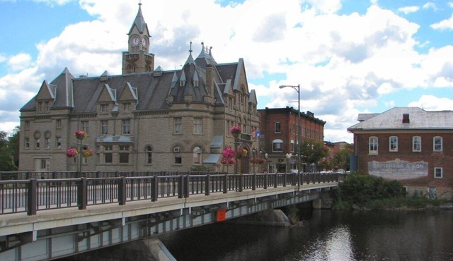 Carleton Place Downtown Airbnb Apartment Retreat - Sleep Max 5