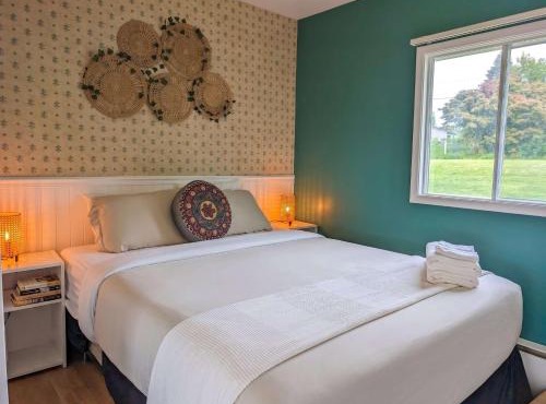 Chalet Studio #3 Waterfront with Spa, Fireplace & Wifi