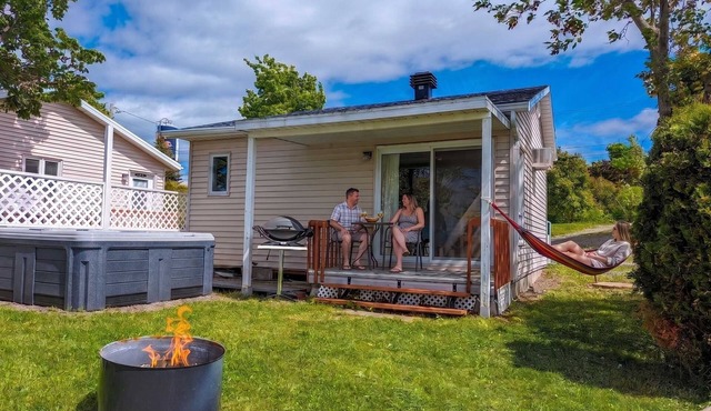 Chalet Studio #3 Waterfront with Spa, Fireplace & Wifi
