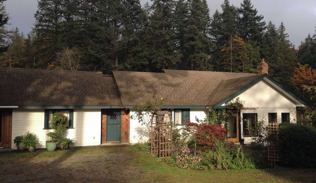 Charming 2 bedroom cottage for rent July & August near Ganges. 3 night minimum.