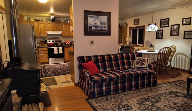 Charming 2-bedroom farmhouse in Willamina's relaxing countryside.