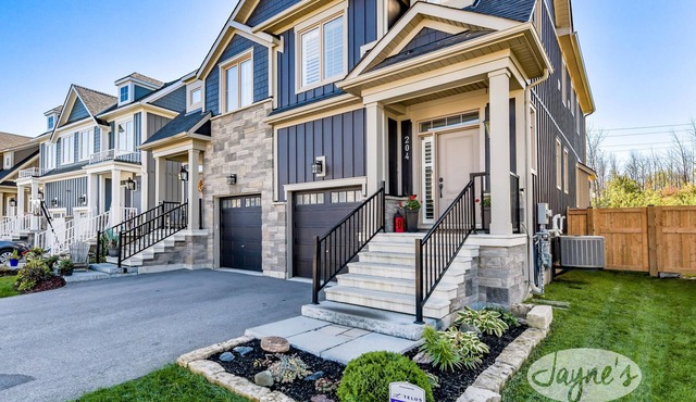 Charming 3 bedroom 4 bathroom chalet at the base of Blue Mountain