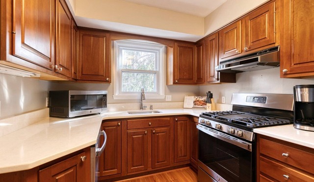 Charming 4BR 2BA w/outdoor patio & fire pit! 5 min walk to Navy Stadium and DT