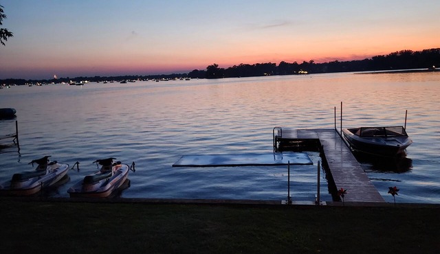 Charming 5-bedroom cottage with WiFi, AC in terrific North Webster. Large deck in North Webster