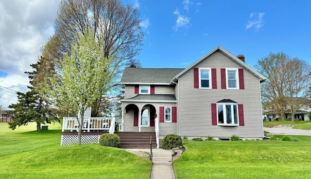 Charming Algoma house, close to winery, brewery, shopping, dining, & recreation.
