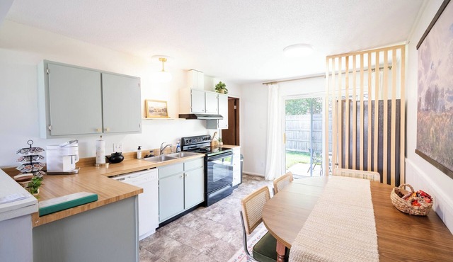 Charming Duplex, King Bed, Quiet Area, Near UIUC