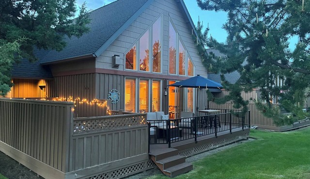 Charming Eagle Crest Chalet. Two bedroom, loft and hot tub near Redmond/Bend in Redmond