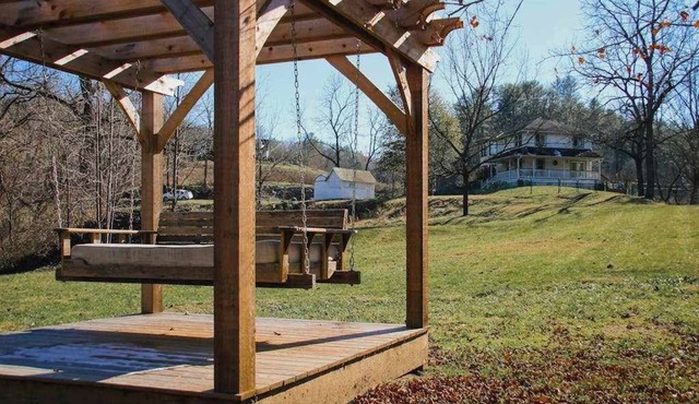 Charming Riverfront House with Full Kitchen, Wifi, and Central AC | Dog-Friendly in Marshall
