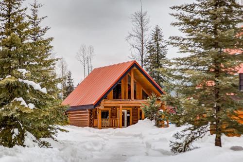 Charming Rustic Cabin Perfect for Groups
