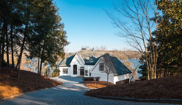 Chateau Lanier multi family lake house for family reunions, corporate retreats
