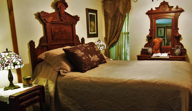 CLIFFSIDE SUITE, JACUZZI, BALCONY, ONLY HOTEL WITH PARKING LOT RIGHT DOWNTOWN.