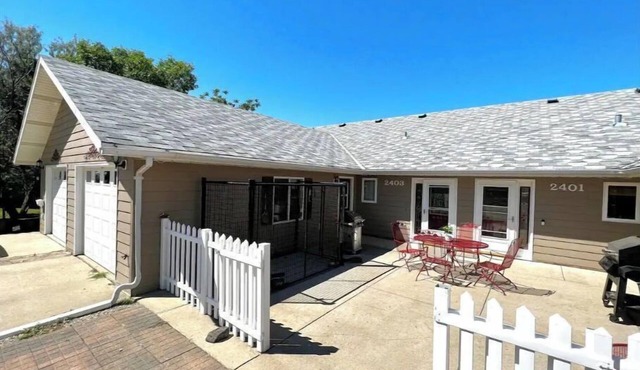 Comfortable 3 bed/3 bath/garage overlooking Pierre