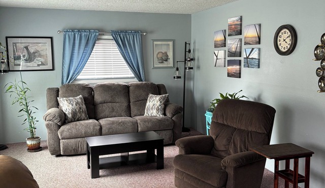 Comfortable 3Bdr 2Bth home great for all guests. Even room to park the boat!