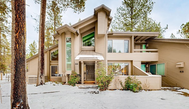 Comfortable condo w/shared pool, SHARC passes, trails, and more! in Bend