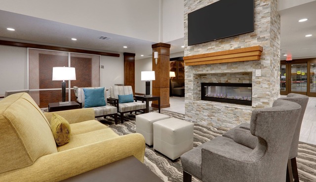 Comms-Accessible Suite w/Hot Breakfast + Pool