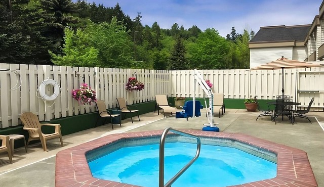 Convenient Accommodation in GuestHouse Poulsbo! Free Breakfast and Parking!