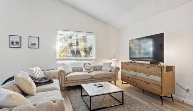 Conveniently located, 4bd, 3bath, Vaulted ceilings