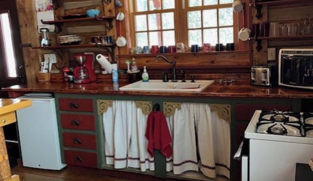 Cozy 2 bedroom rustic cabin, once long ago, a BARN, today called BARNHOUSE…!