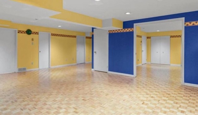 Cozy basement in central ddo closer to airport