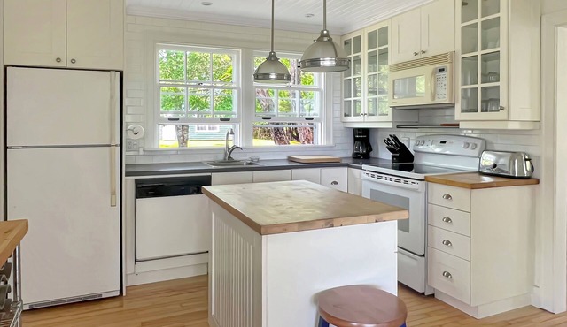Cozy beachfront cottage. Pet friendly!