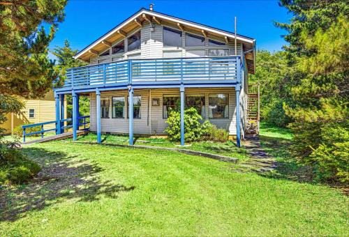 Cozy Copalis Beach Cottage Escape