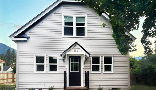 Cozy fully remodeled rustic modern farmhouse in beautiful downtown Darby