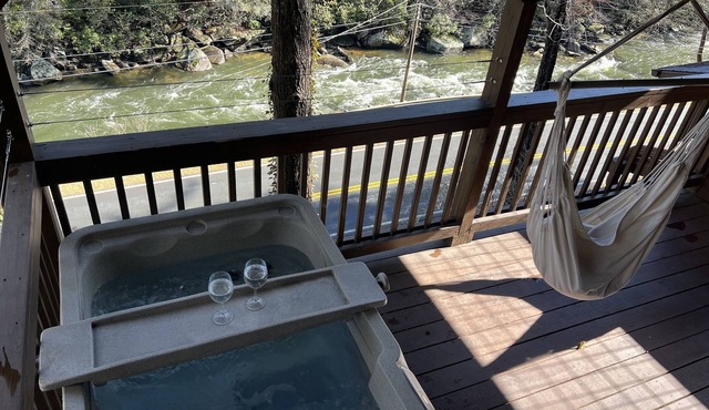 COZY RIVER FRONT CABIN