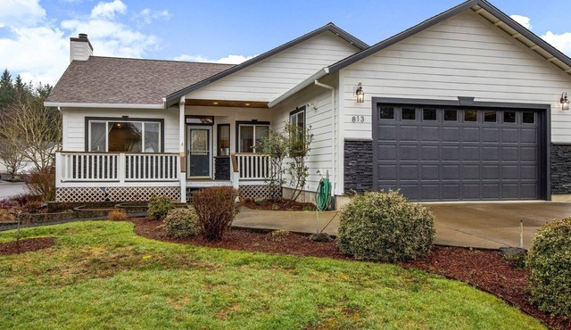 Delightful Single Level Retreat, Pet Friendly, Open Floor Plan, Huge Fenced Backyard, Walk to Dayton