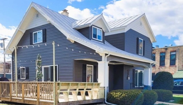 Downtown Algoma - Walk to Beach, Shops, Marina. Easy access to Door County!