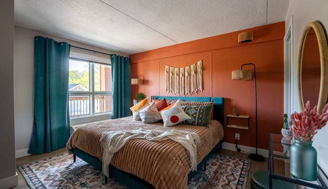 Downtown BOHO condo. Walk to Branson Landing. Pool/Fitness Center