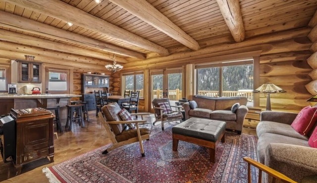 Eagle View Chalet: Spacious 3BDRM Chalet, Family Friendly w/Private Hot Tub