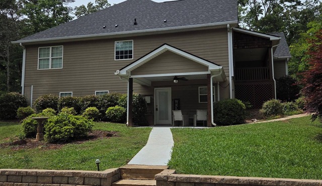 Enjoyable 2-bedroom basement apartment with AC in charming Clarkesville