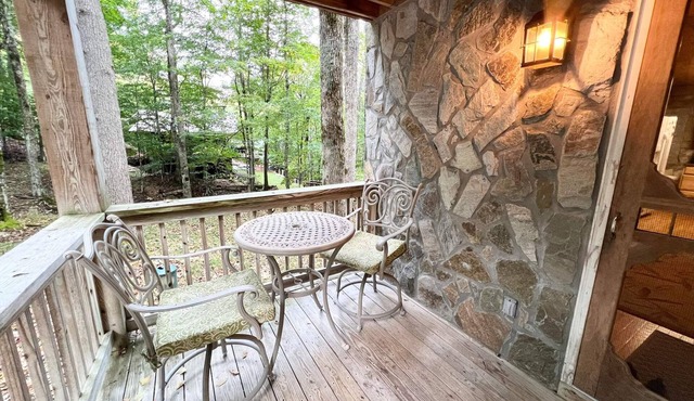 Escape from the everyday & come to Beech’s Cozy Cottage to stay & play! in Beech Mountain