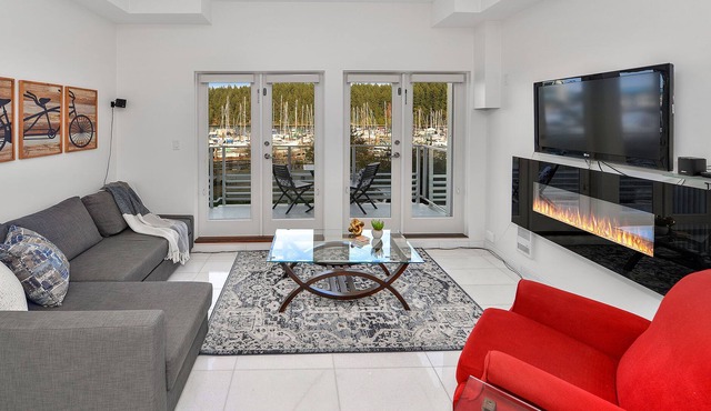 Executive 2 Bedroom Condo With Marina And Island Views