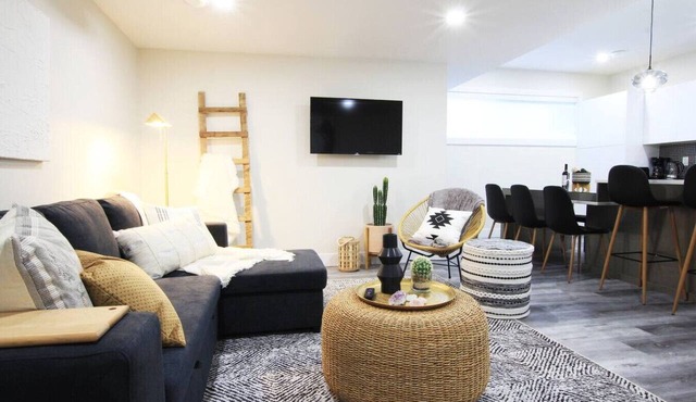 ★Executive Suite★King Bed✔5 min to DT & Whyte Ave!