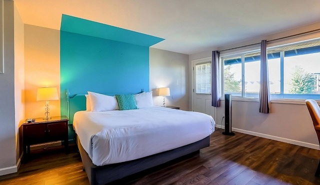 Explore Seaside from Comfortable Room Near Downtown