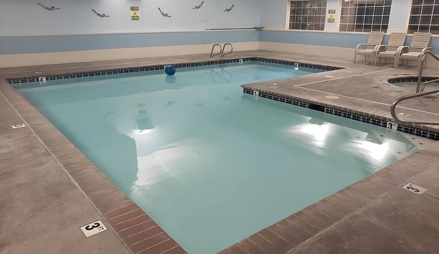 Fantastic View of Pullman! 2 Relaxing Rooms, Pool, Free Breakfast and Parking