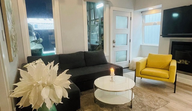 Floating Speakeasy Retreat | Unique & Modern | Minutes to SeaBus & Downtown