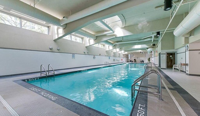 Gorgeous Downtown Unit + Parking