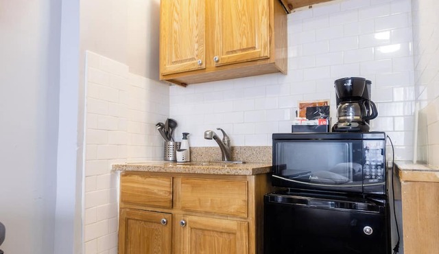 Hamilton House Studio Apt 4 with Fireplace, Private Bathroom in Manhattan NYC