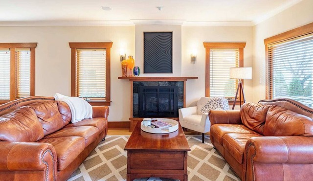 Ideal location - Downtown: 5 mins. Well-appointed with everything + Chef's Kitchen