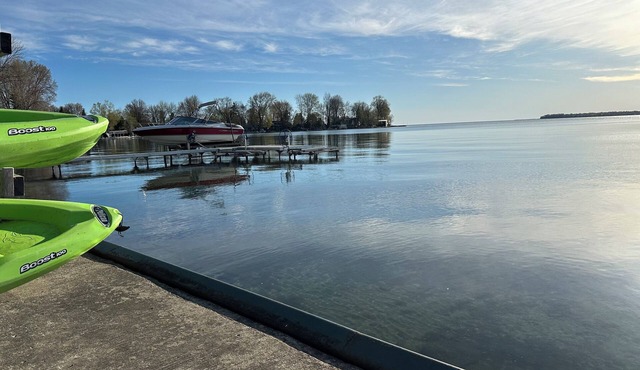 Lakefront Getaway! Relax & Unwind Perfect getaway 1 hour from Toronto