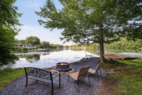 Lakefront Haven Modern Cottage