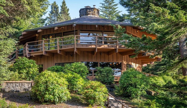 Lakefront Octagon Hot Tub Wine Bar Game Room