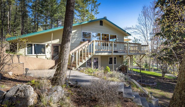 Lakeside Basecamp for Adventure! Comfy home with huge deck and great lake views!