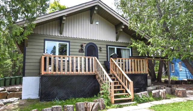 Le Davos, A nice vintage cottage in Village Suisse resort, in heart of Val-David