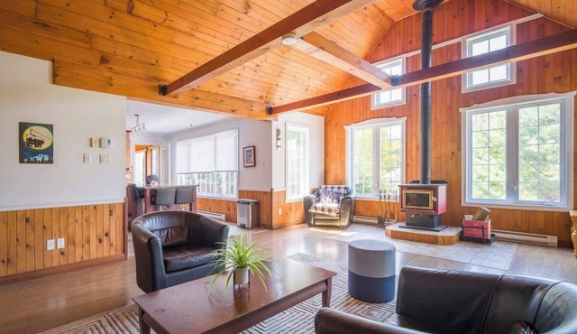 Le Rocher St-Joseph Lakefront Chalet with Spa,