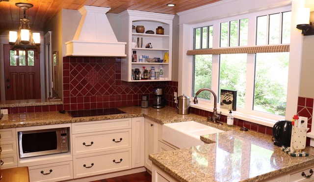 Luxury Forest Escape in Roberts Creek with Sauna